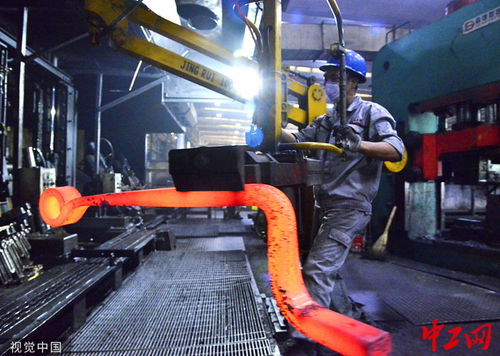 湖北十堰汽車產業(yè)工人 高溫下的堅守與奮斗
